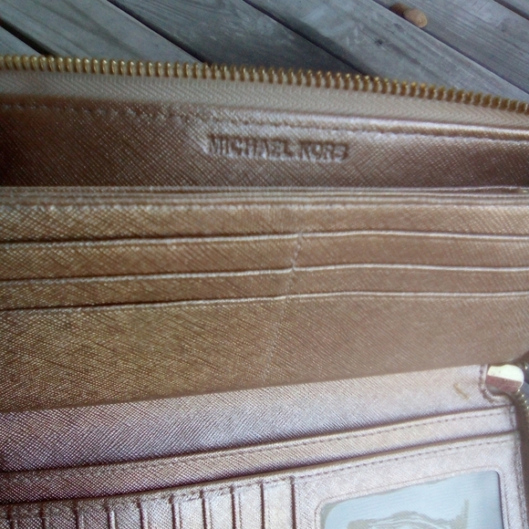 Michael Kors Metallic Rose Gold Cross Body Zip Around Wallet Purse - Picture 11 of 14